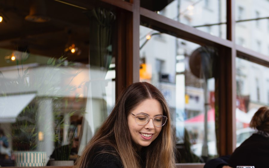 Capa do artigo: Como aprender inglês sozinha, 5 passos práticos, com a Amanda em Londres.
